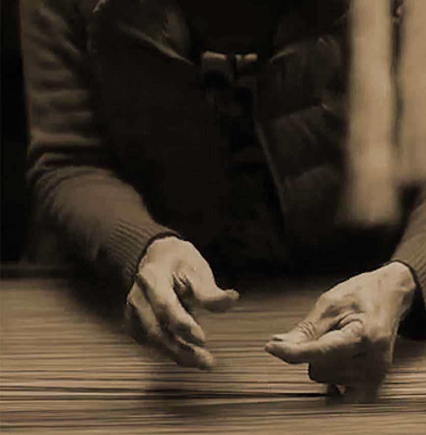 西陣織 糸の張りを整える女性の手