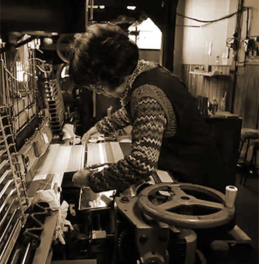 西陣織 帯を織る女性